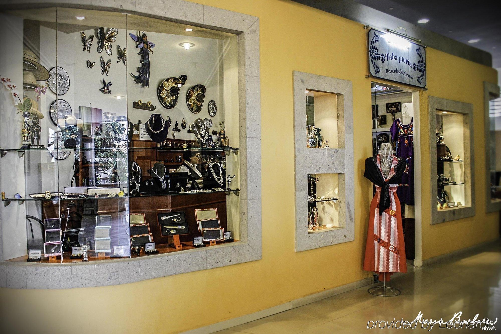Hotel Krystal Satelite Maria Barbara Tlalnepantla  Exterior foto Souvenir shop at the airport